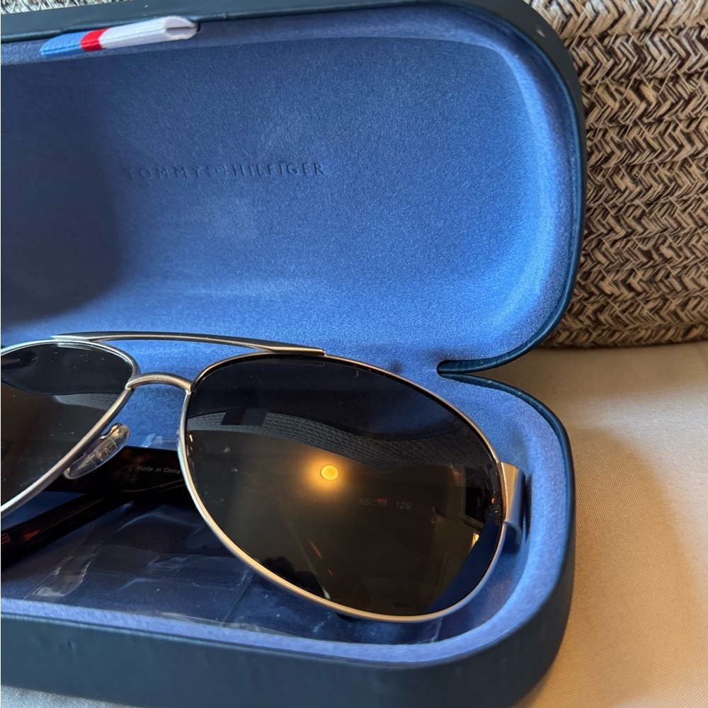 Tommy Hilfiger Silver Aviator Sunglasses With Sunglasses Case Unisex - Picture 2 of 5